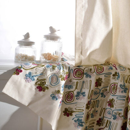 Gardin med fargerikt brodert mønster