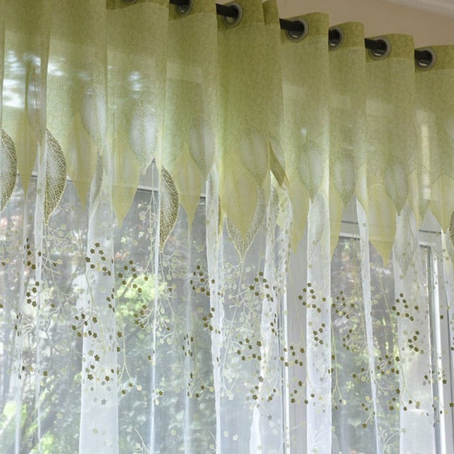 Lett tyllgardin med botanisk bladmotiv