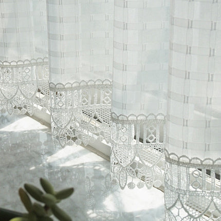 Tynn gardin med rutemønster og blonder