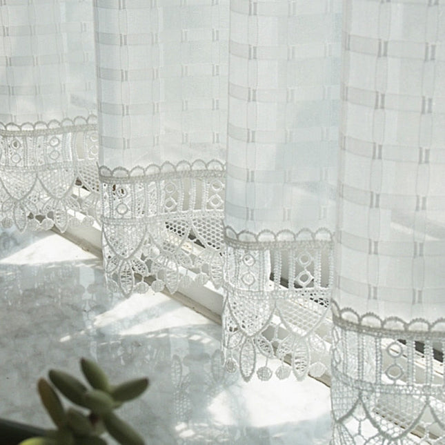 Tynn gardin med rutemønster og blonder