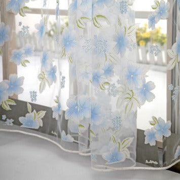 Tynn gardin med lyseblått blomstermotiv