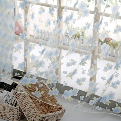 Tynn gardin med lyseblått blomstermotiv