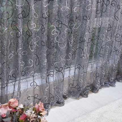 Tynn gardin med abstrakt broderi