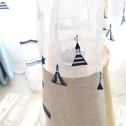 Florlett gardin med marineblått broderi