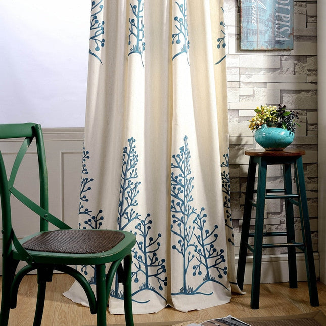 Brodert lystett gardin i linstruktur