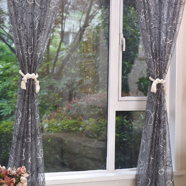 Tynn gardin med abstrakt broderi