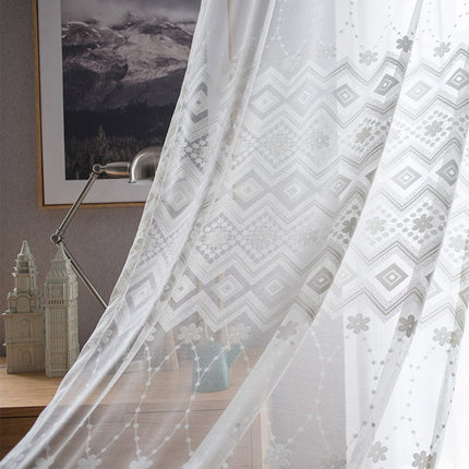 Hvit voilegardin med brodert mønster