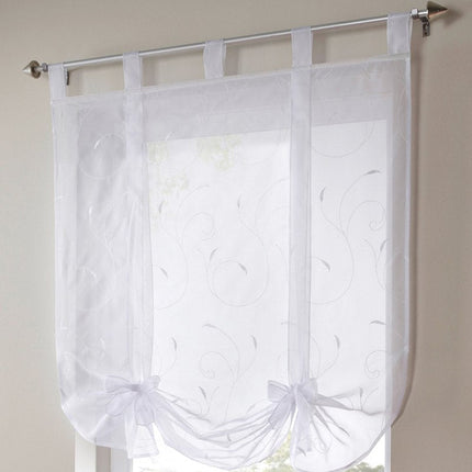 Hvit liftgardin med røde bånd