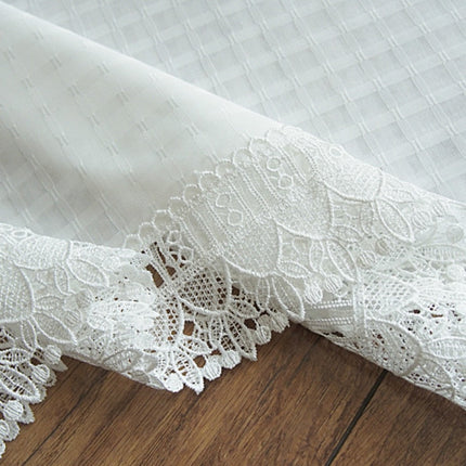 Tynn gardin med rutemønster og blonder