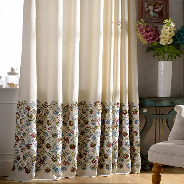 Gardin med fargerikt brodert mønster