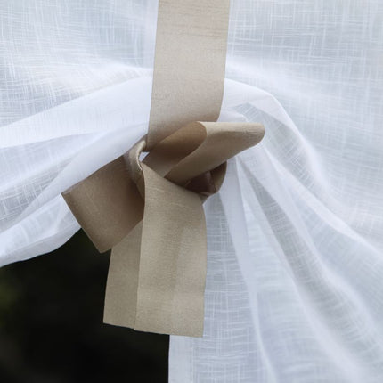 Justerbar liftgardin til kjøkkenvindu brodert