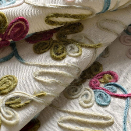 Gardin med fargerikt brodert mønster