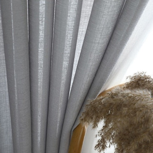 Florlett gardin med fin vevstruktur