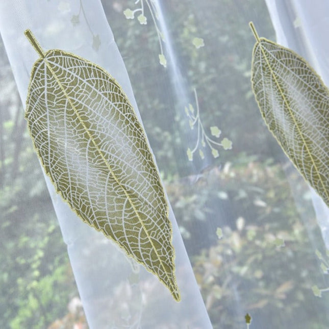 Lett tyllgardin med botanisk bladmotiv