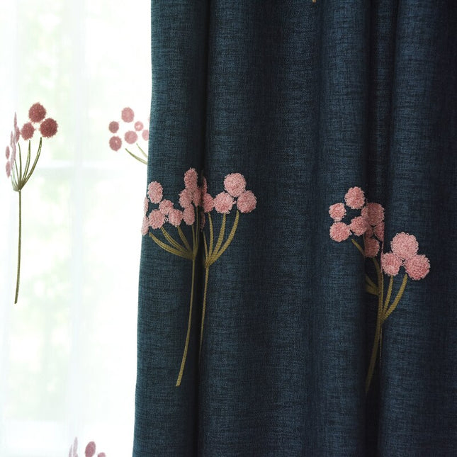 Dusrosa tynn gardin med broderi