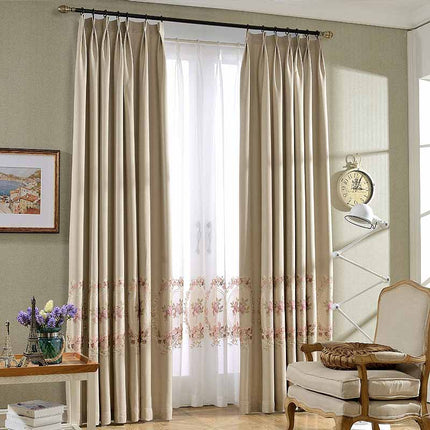 Blå mørkleggingsgardin med brodert bord