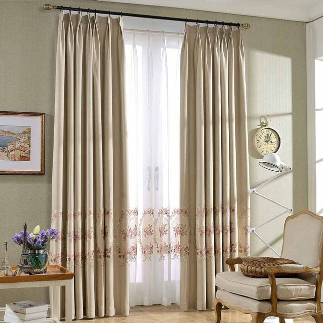 Blå mørkleggingsgardin med brodert bord