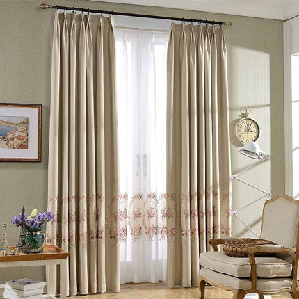 Romantisk tyllgardin med broderte roser