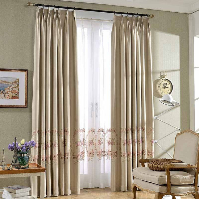 Romantisk tyllgardin med broderte roser