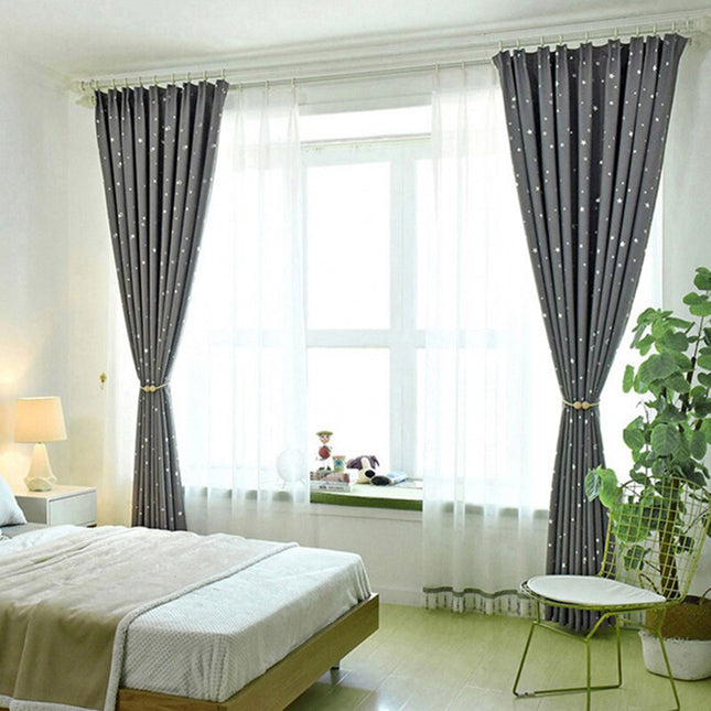 Lysegrå mørkleggingsgardin med stjernemotiv