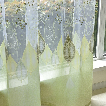 Lett tyllgardin med botanisk bladmotiv