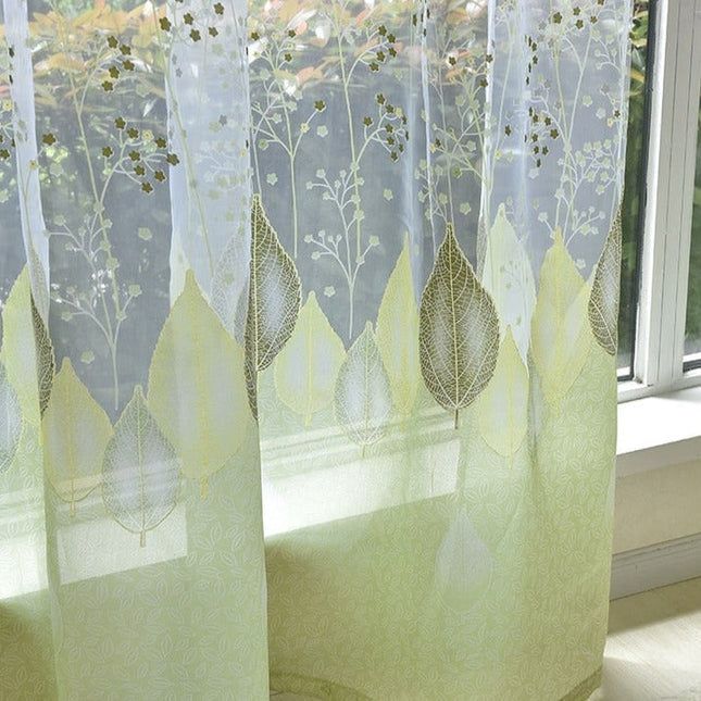 Lett tyllgardin med botanisk bladmotiv