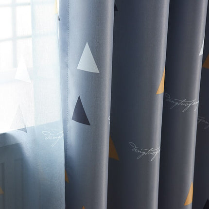 Gardin med geometrisk trekantmønster