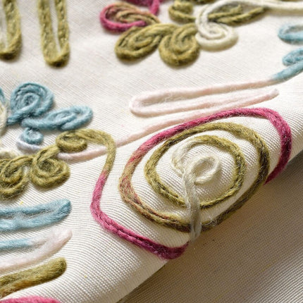 Gardin med fargerikt brodert mønster