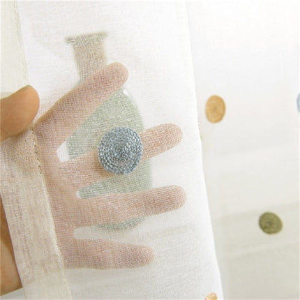 Tynn gardin med fargerike prikker