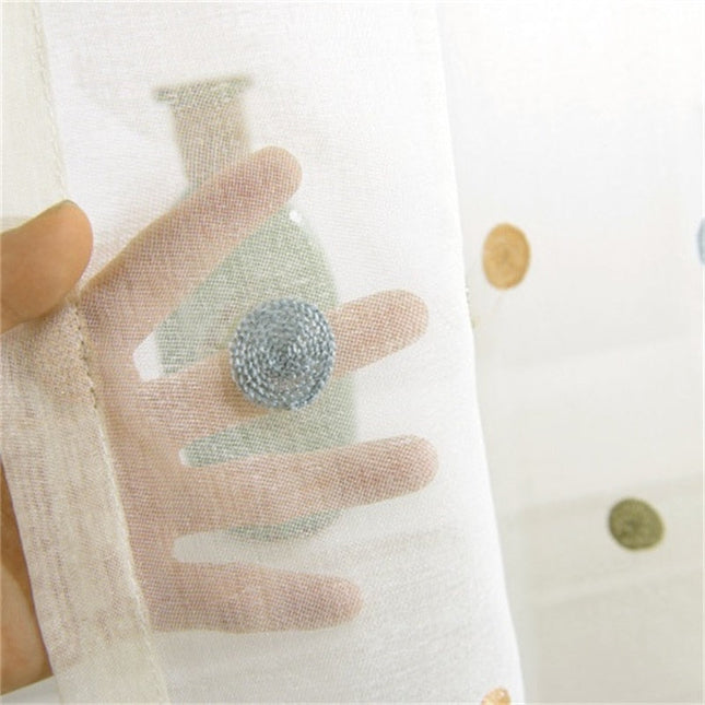 Tynn gardin med fargerike prikker