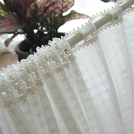 Tynn gardin med rutemønster og blonder