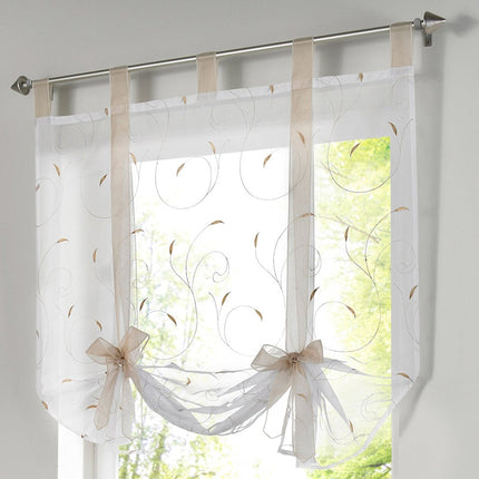 Hvit liftgardin med røde bånd