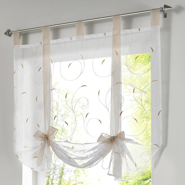 Hvit liftgardin med røde bånd