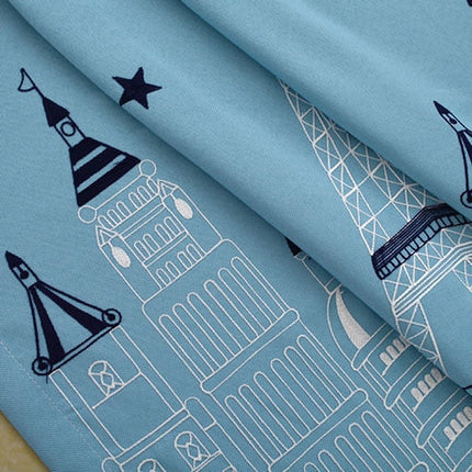 Lystett gardin med bymotiv for barnerom