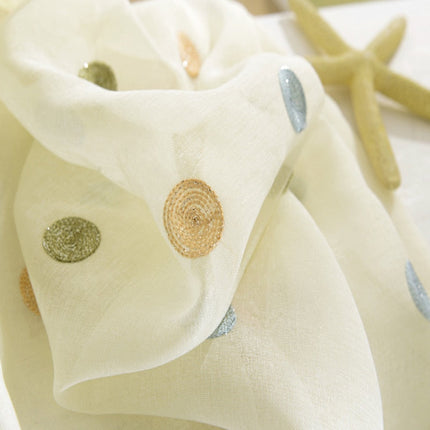 Tynn gardin med fargerike prikker