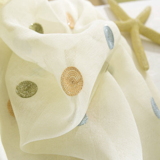 Tynn gardin med fargerike prikker