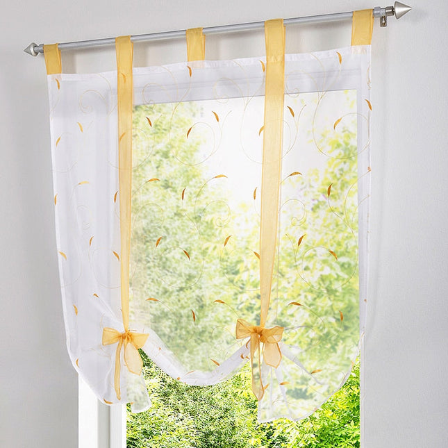 Hvit liftgardin med røde bånd