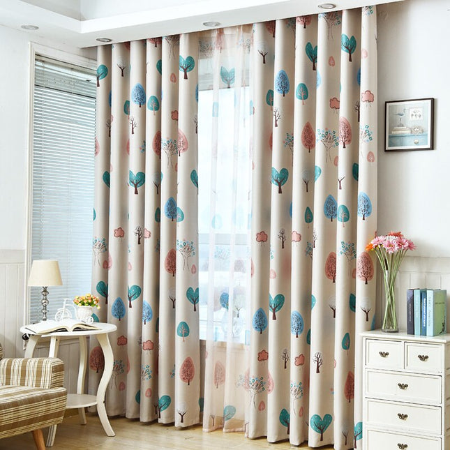 Lystett gardin med moderne tremønster