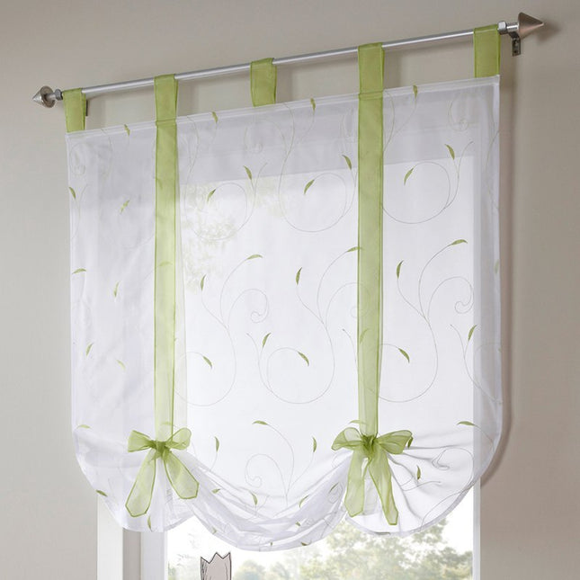 Hvit liftgardin med røde bånd