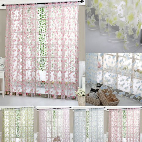 Tynn gardin med lyseblått blomstermotiv