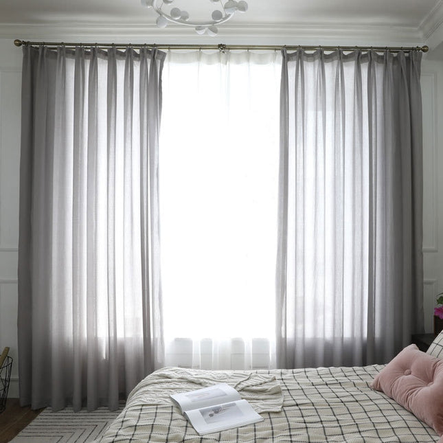 Florlett gardin med fin vevstruktur