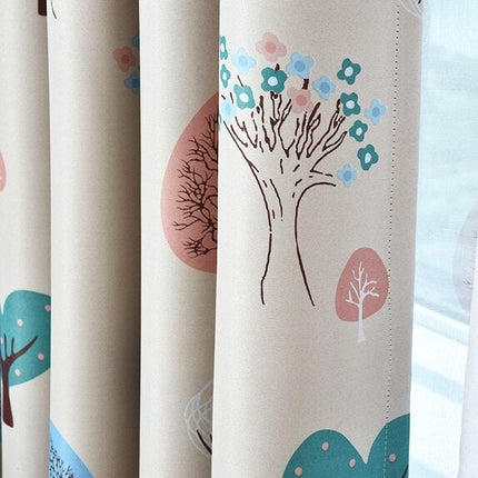 Lystett gardin med moderne tremønster