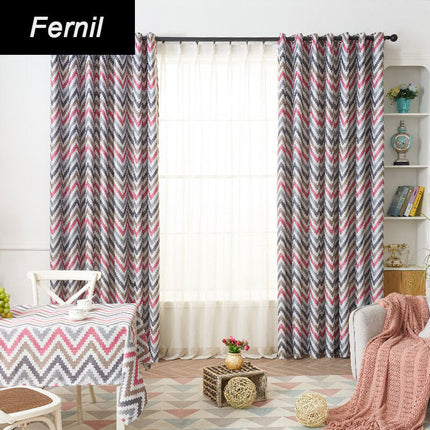 Lystett gardin med sikksakkmønster i rødt