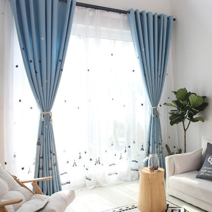 Florlett gardin med marineblått broderi