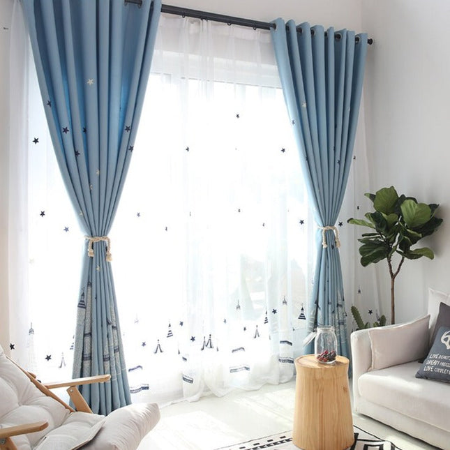 Florlett gardin med marineblått broderi