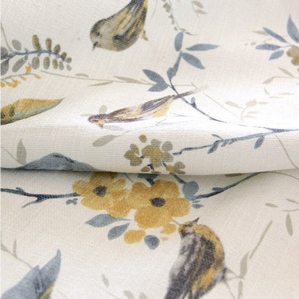 Dekorativ gardin med fugler og blomster