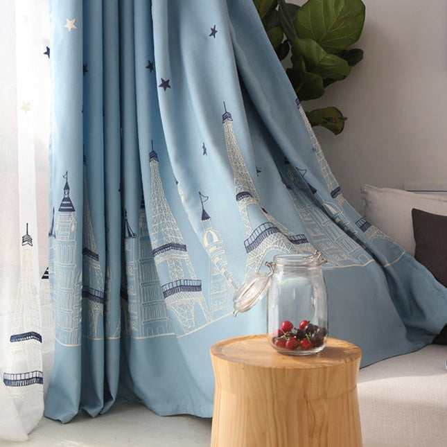 Lystett gardin med bymotiv for barnerom