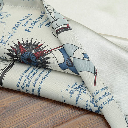 Lystett gardin med maritimt mønster