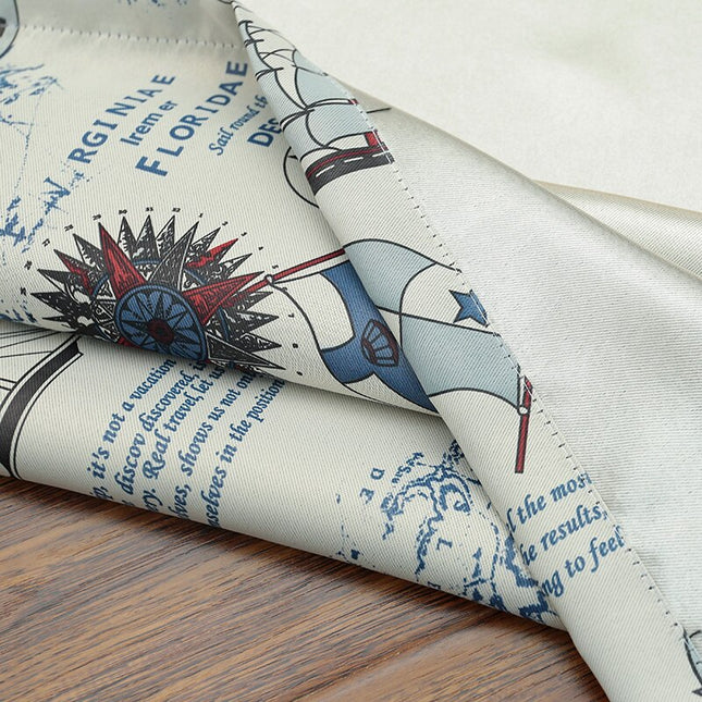 Lystett gardin med maritimt mønster