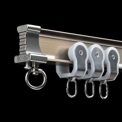 Fleksibel gardinskinne for buede vegger